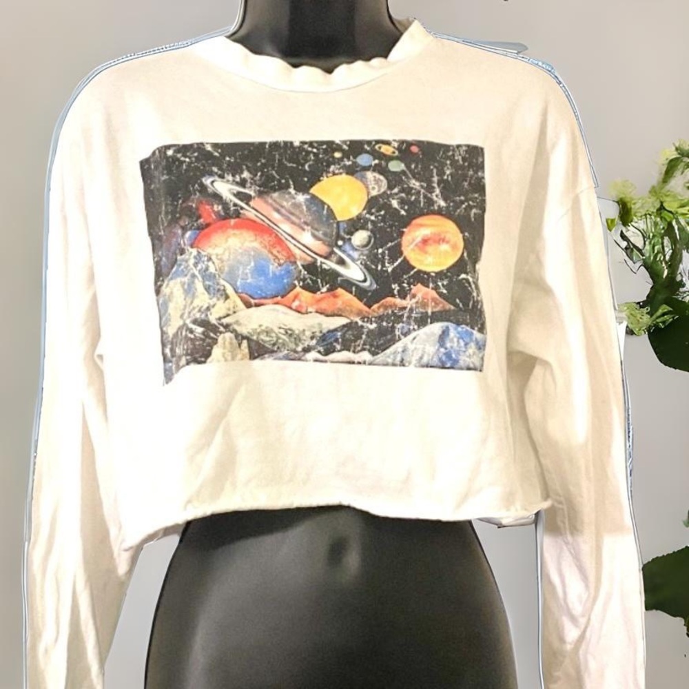 NOVA - Vintage|| long sleeve crop top logo tee with planets. Great condition.